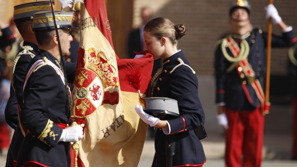 La Princesa Leonor jura la bandera