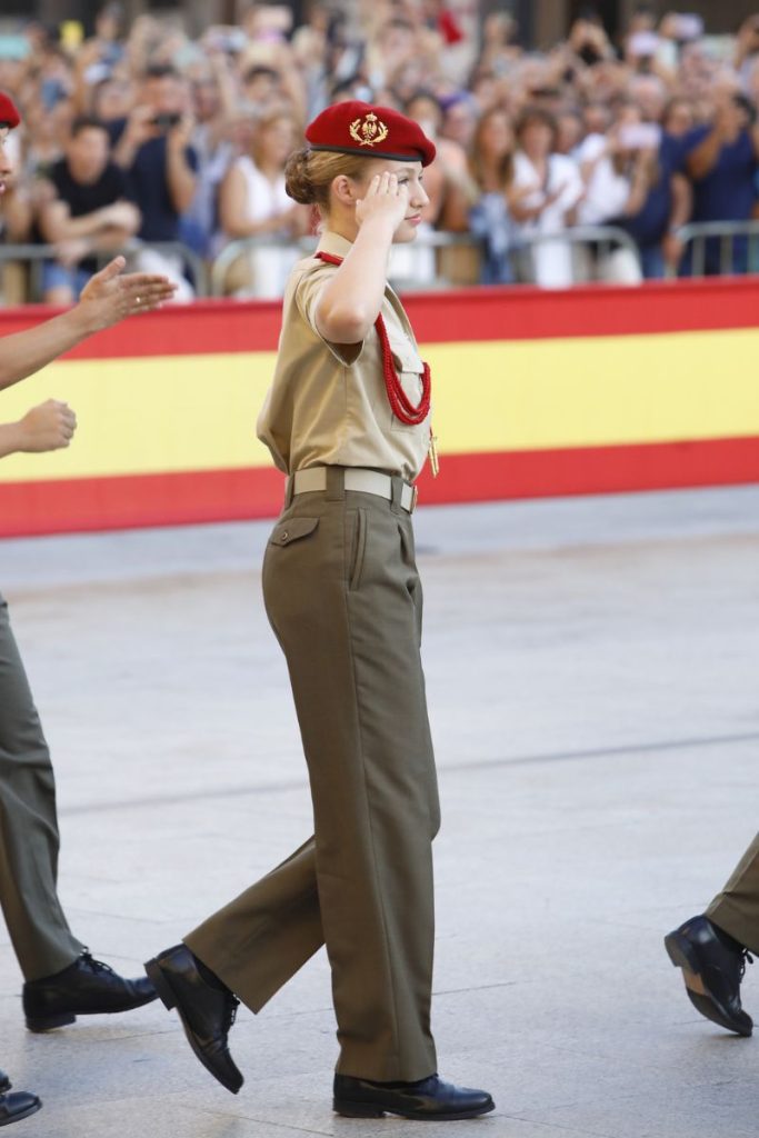 La Princesa Leonor saluda a las autoridades militares reunidas en la ofrenda floral a la virgen del pilar