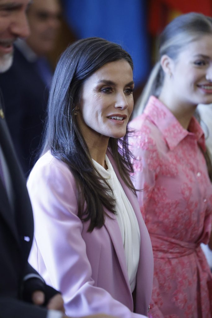 La Reina Letizia ha escogido un traje de chaqueta rosa de Hugo Boss para las audiencias en asturias