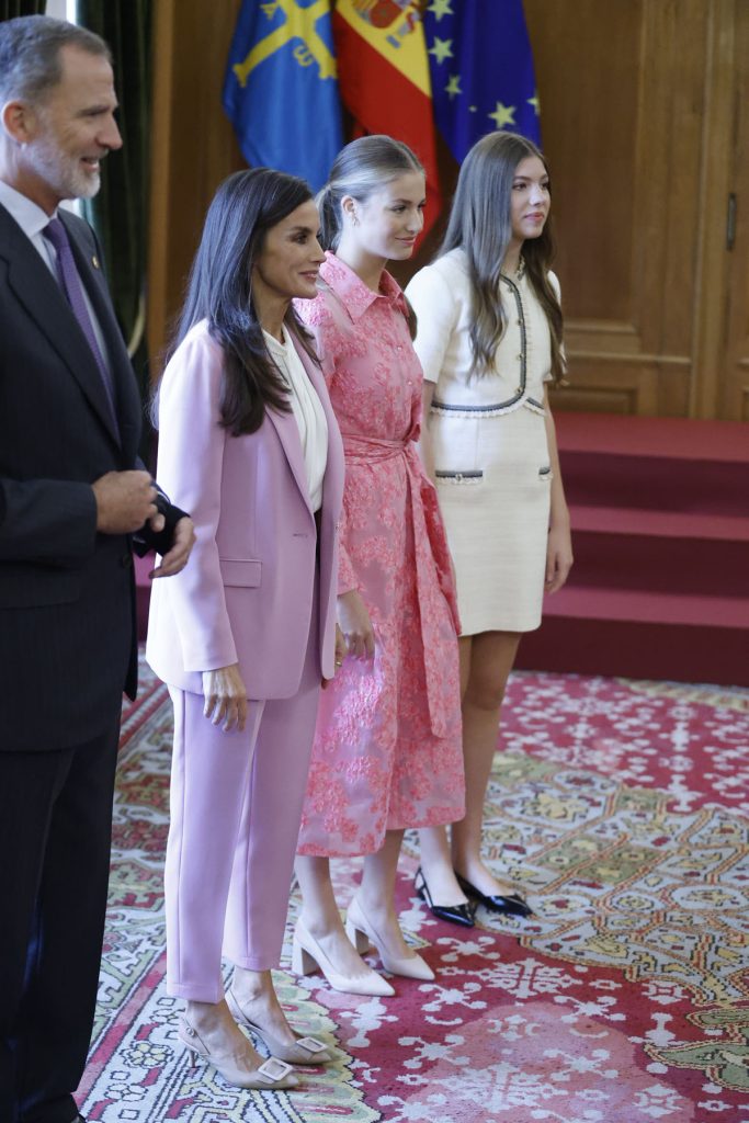 Los Reyes y sus hijas, en las audiencias de los Premios Princesa de Asturias