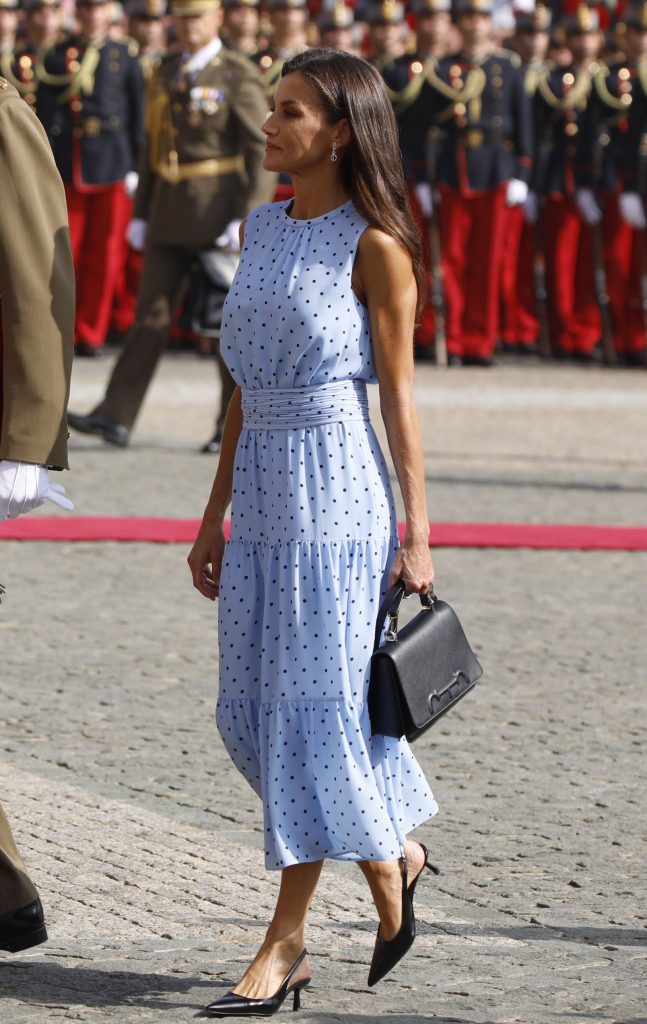 Reina Letizia jura bandera Leonor look Carolina Herrera