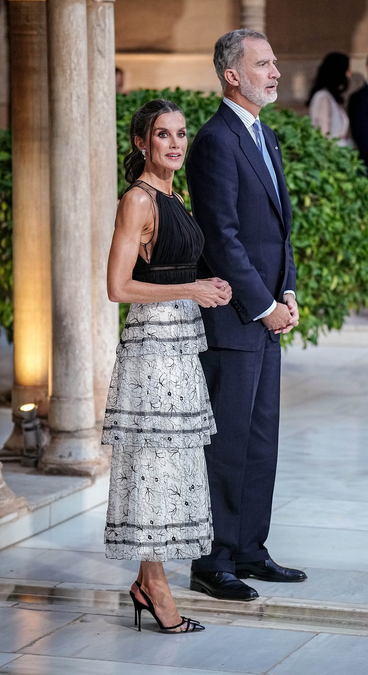 la reina letizia con vestido sin mangas de carolina herrera en granada