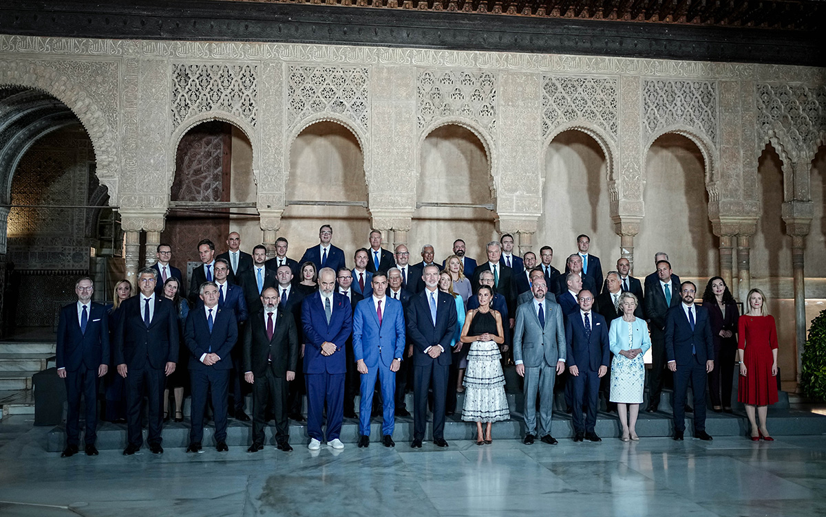Los reyes felipe y letizia foto de familia en la cumbre de granada