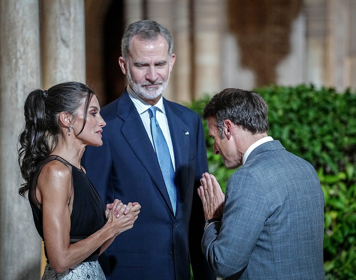 Los reyes de españa saludando a macron en la cumbre de granada