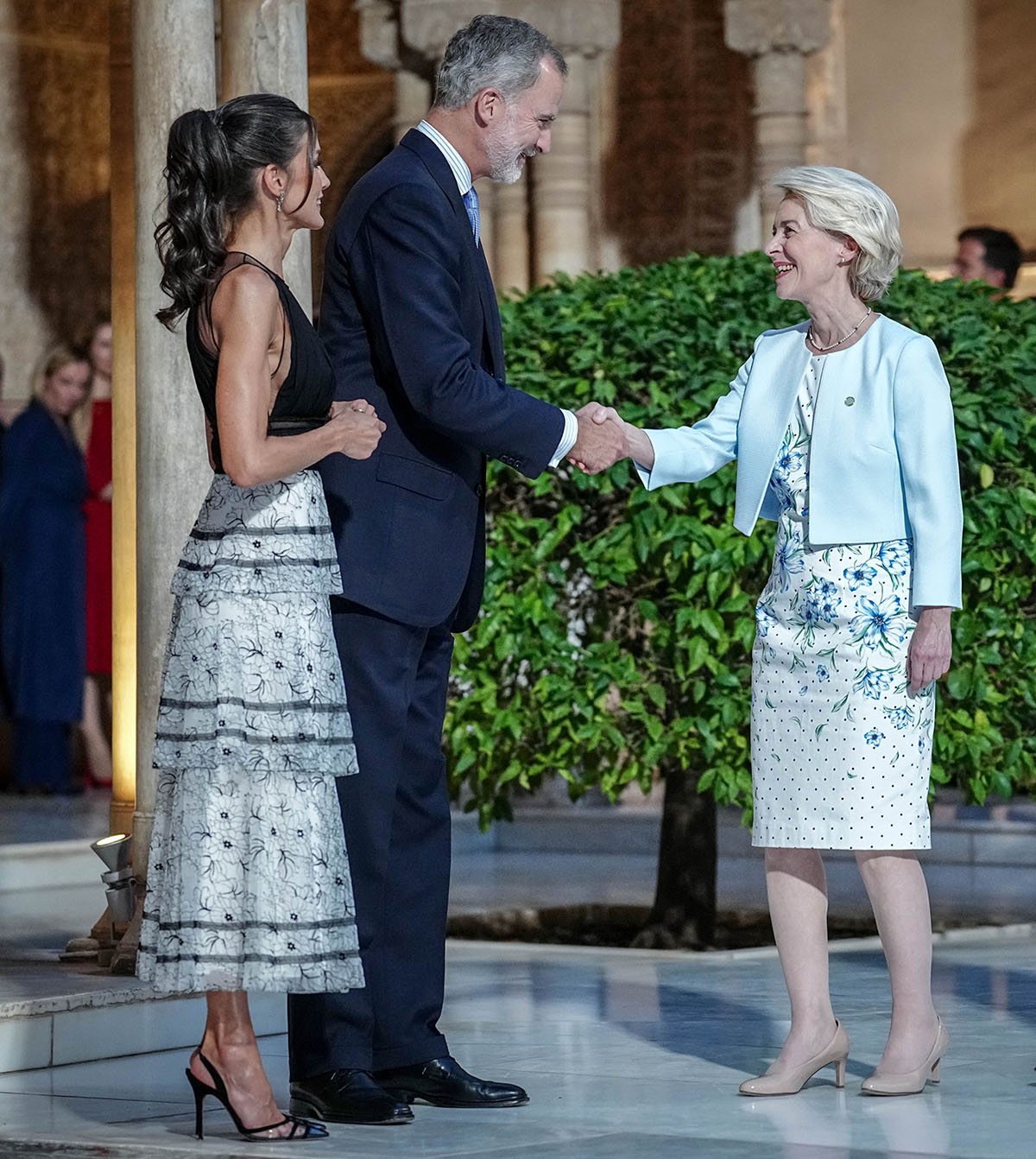 la reina letizia saluda a ursula von der leyen en la cumbre de granada