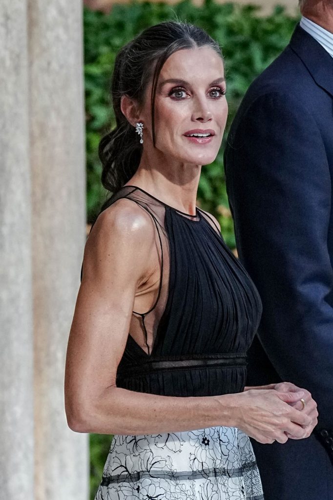 la reina letizia con vestido fruncido y con volantes de carolina herrera en la cumbre de granada