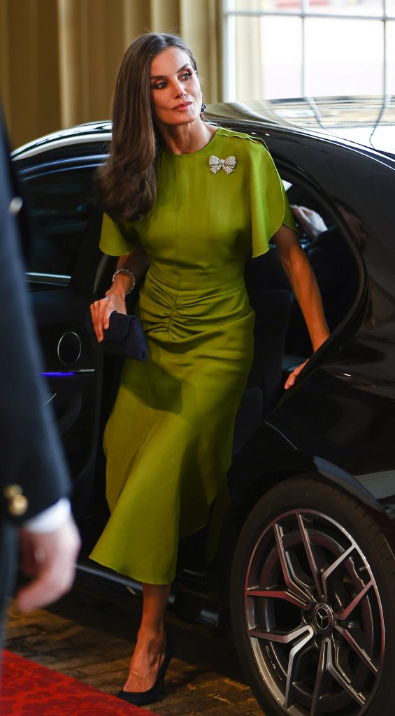 La Reina Letizia, con vestido verde de Victoria Beckham a su llegada a Buckingham 