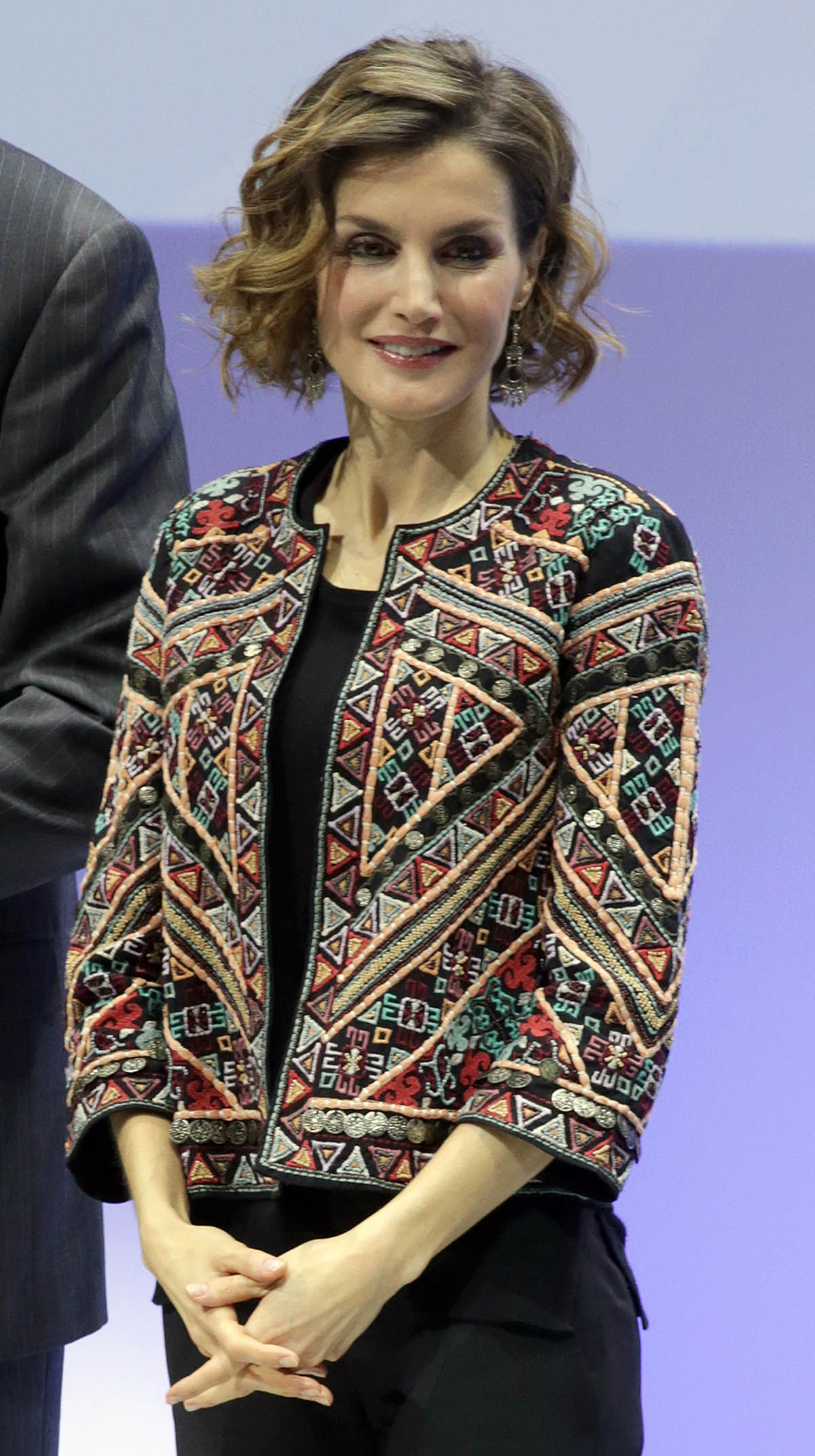 la reina letizia con chaqueta etnica de zara