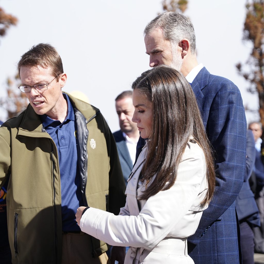 La Reina Letizia, con el trench anudado en Tenerife