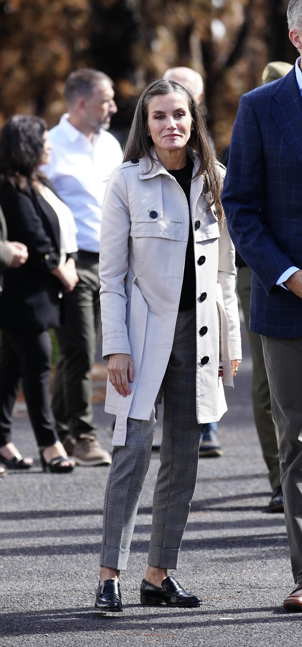 La Reina Letizia, con trench en Tenerife (Robert Smith).