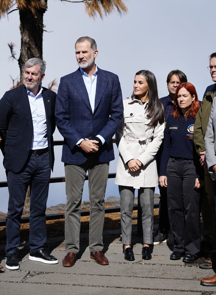 Los Reyes Felipe y letizia, durante su visita a la zona afectada por un gran incendio en Tenerife 