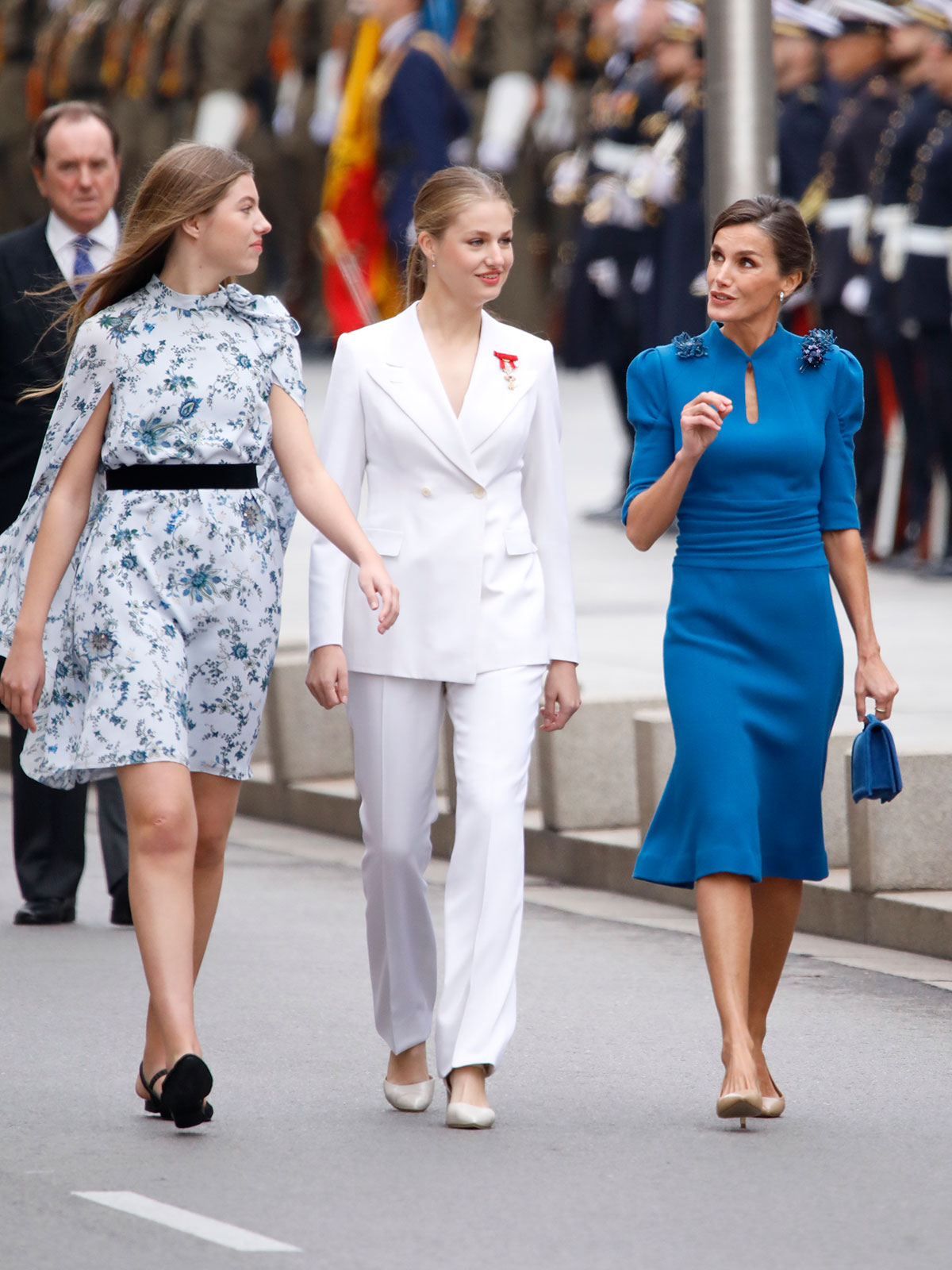 Letizia no ha parado de hablar con sus hijas durante el paseo hasta el Congreso de los Diputados