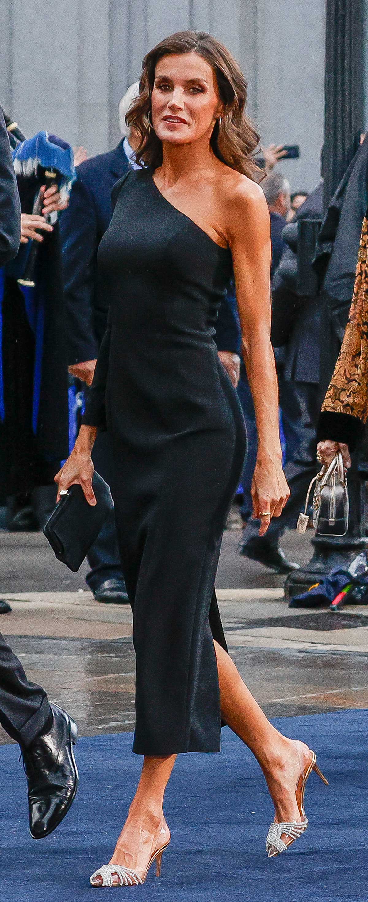 la reina letizia con vestido negro de carolina herrera en los premios princesa de asturias