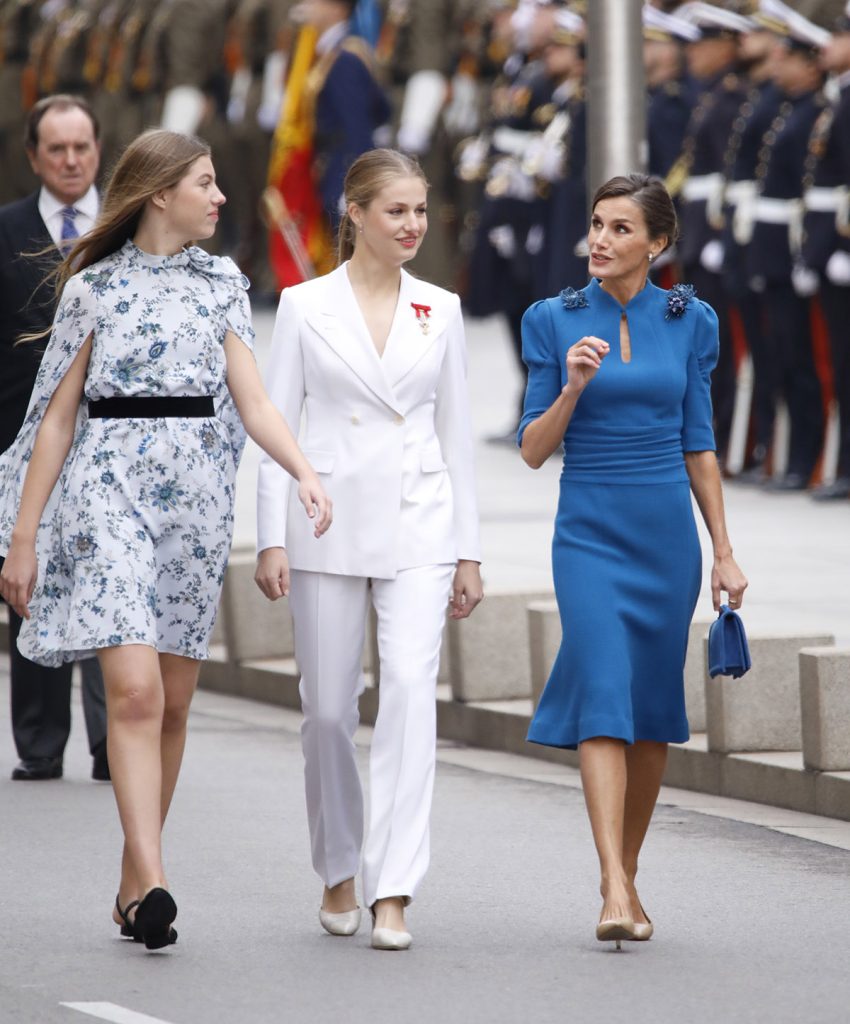 La Reina Letizia, junto a sus hijas, con un vestido azul de Carolina Herrera