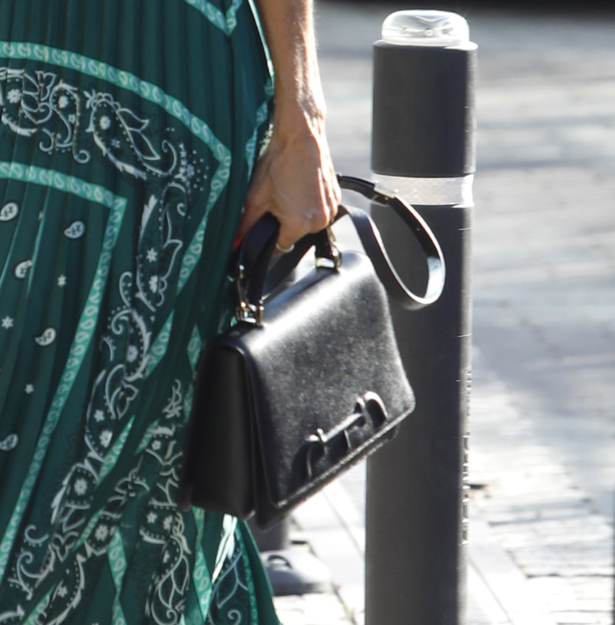 la reina letizia con bolso de carolina herrera