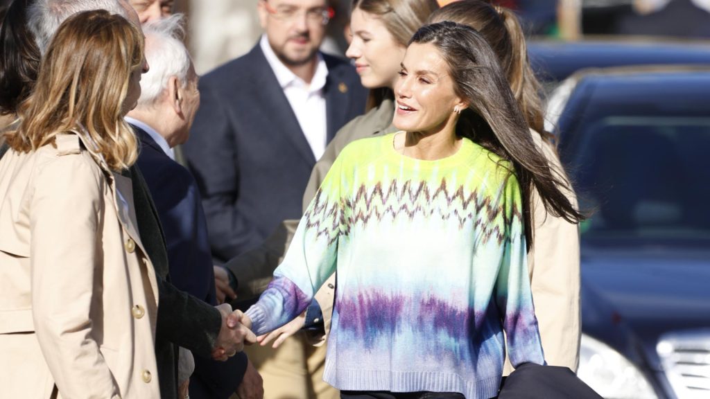 La Reina Letizia sorprende con jersey tie dye y botas militares durante su visita al Pueblo��Ejemplar
