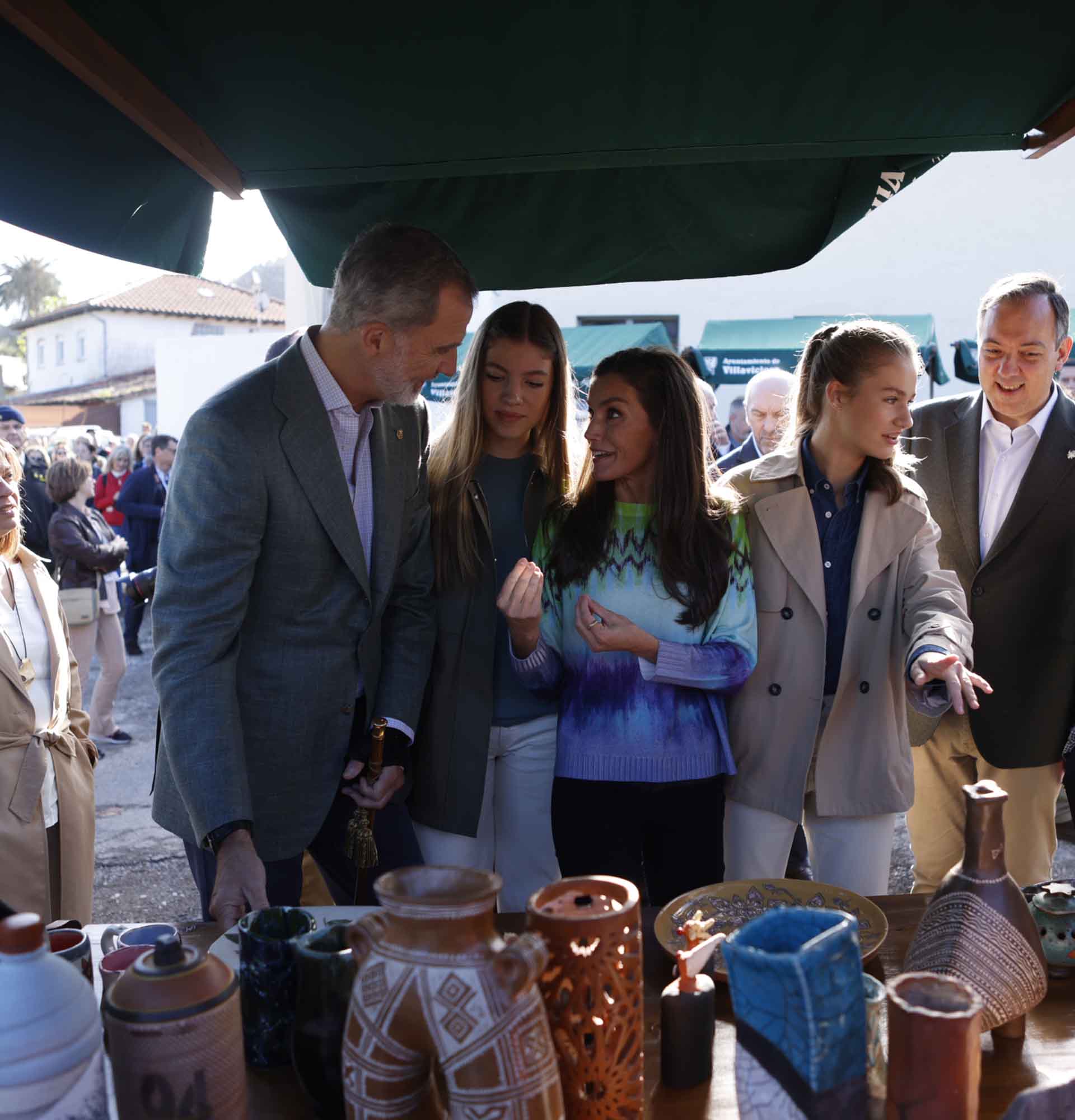 Los Reyes Felipe y Letizia junto a sus hijas durante la visita al Pueblo Ejemplar