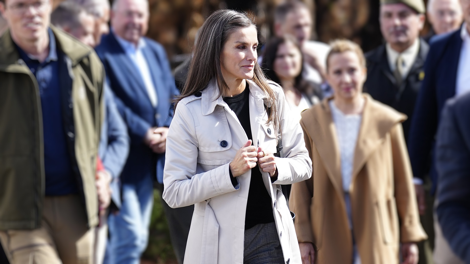 La Reina Letizia, con trench en su visita a Tenerife