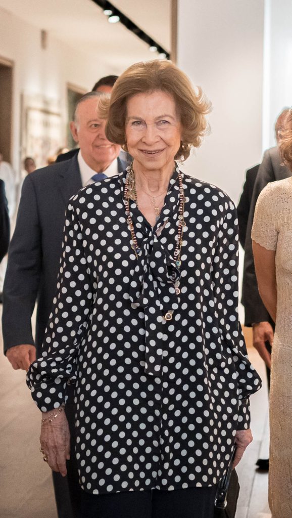 la reina sofia saludando con blusa de lunares en casa de mexico en madrid