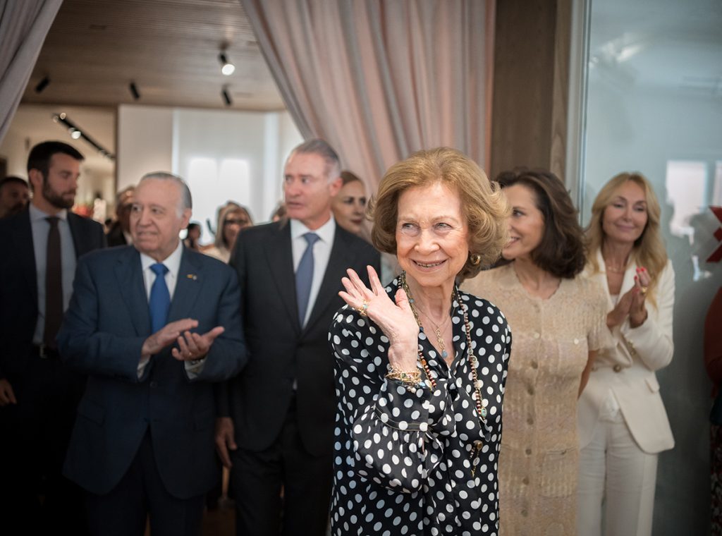 la reina sofia saludando con blusa de lunares en casa de mexico en madrid
