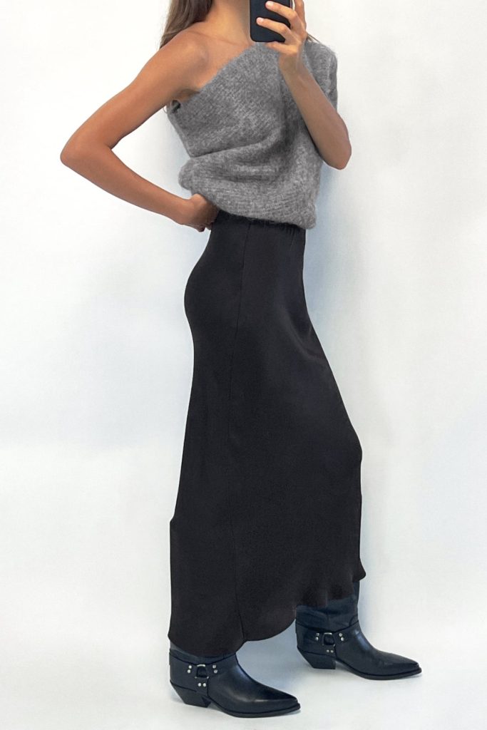 Falda negra satinada de Zara
