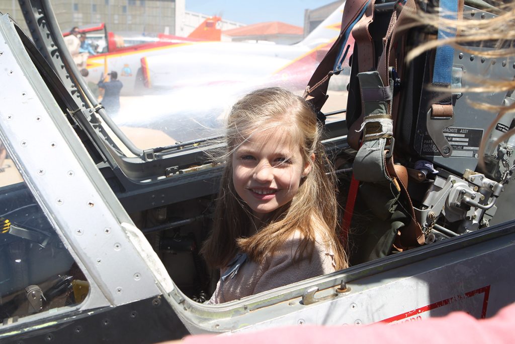La Princesa Leonor, en un avión durante su visita a la Academia General del Aire en Murcia