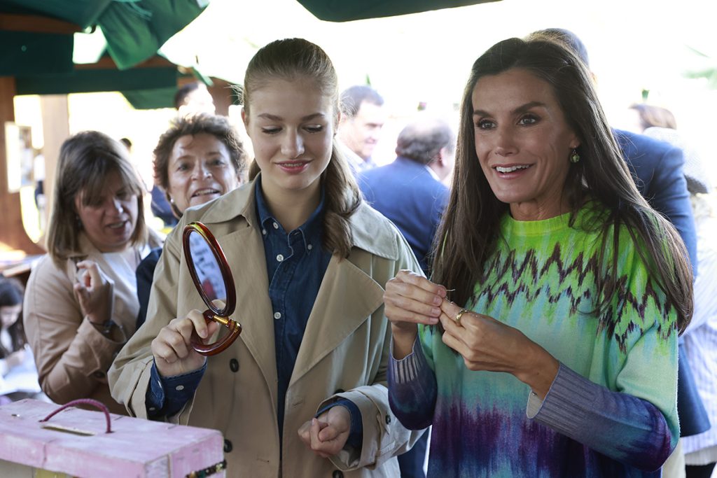 La Princesa Leonor y la Reina Letizia comprando unos pendientes en el Pueblo Ejemplar de Asturias 2023