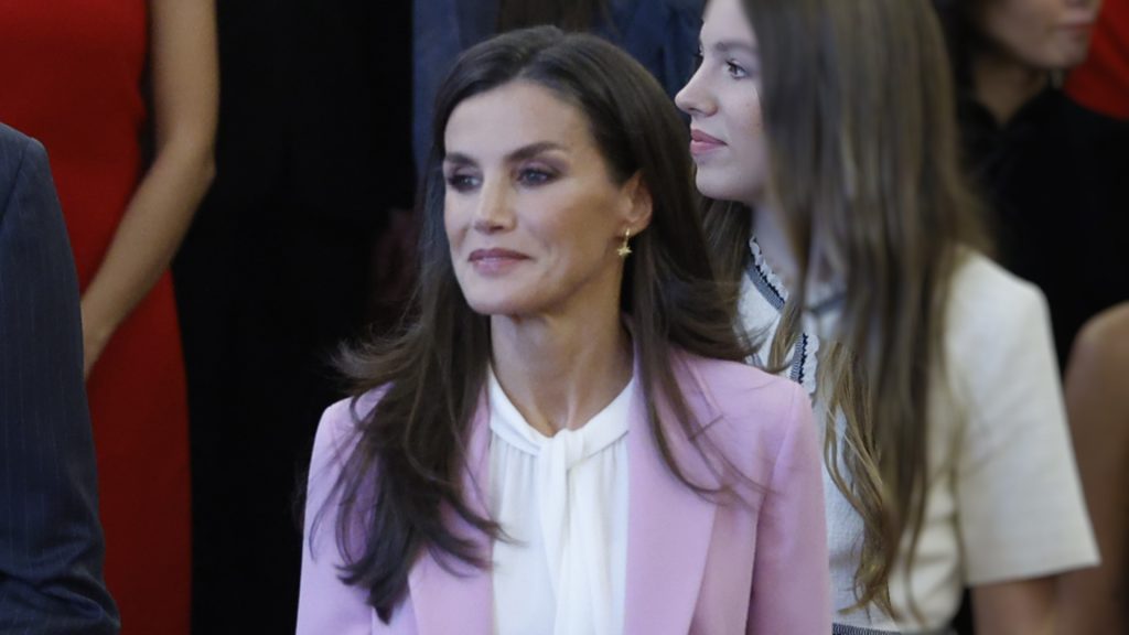 La Reina Letizia repite sus zapatos rosa inspirados en 'Sexo en Nueva York' en Oviedo