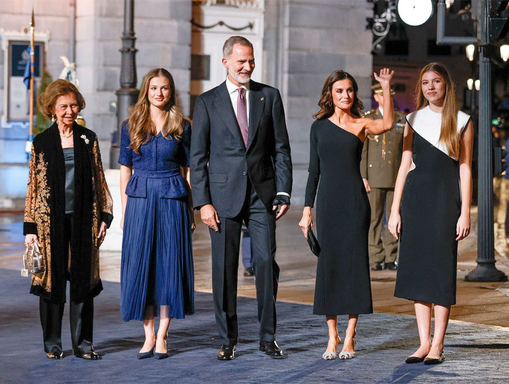 La Familia Real, a la salida del Teatro Campoamor tras los Premios Princesa de Asturias