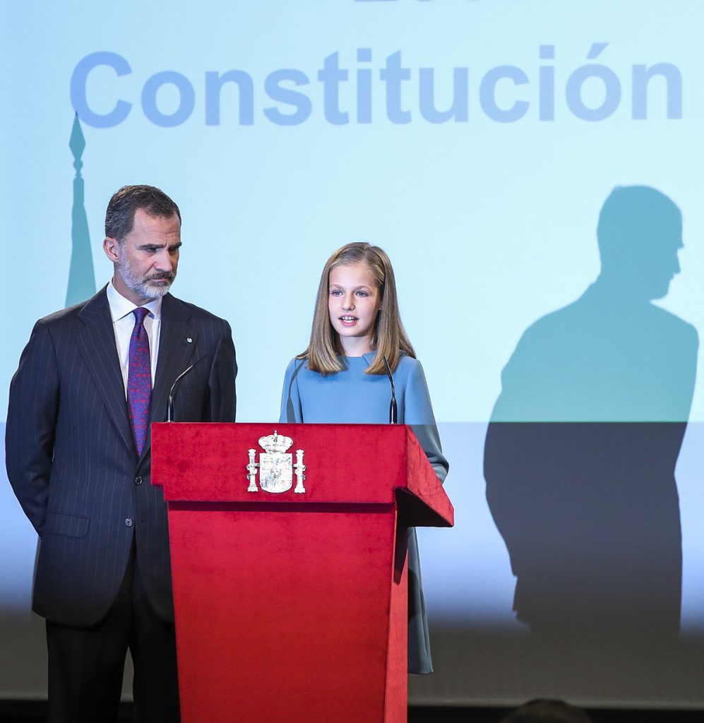 La Princesa Leonor lee el Artículo 1 de la Constitución ante la mirada de su padre, el Rey Felipe, en 2018 