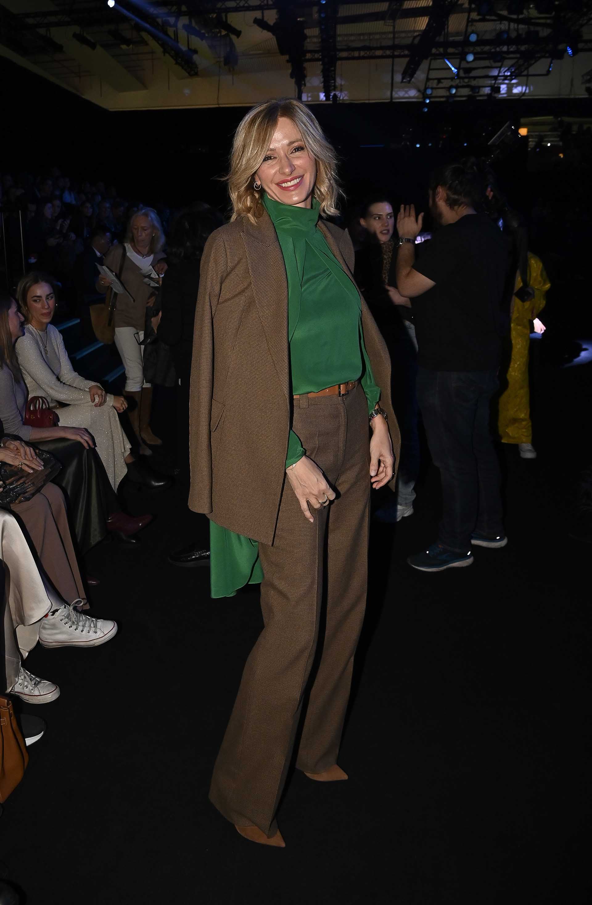 Susanna Griso con un traje sastre en color marrón y blusa verde