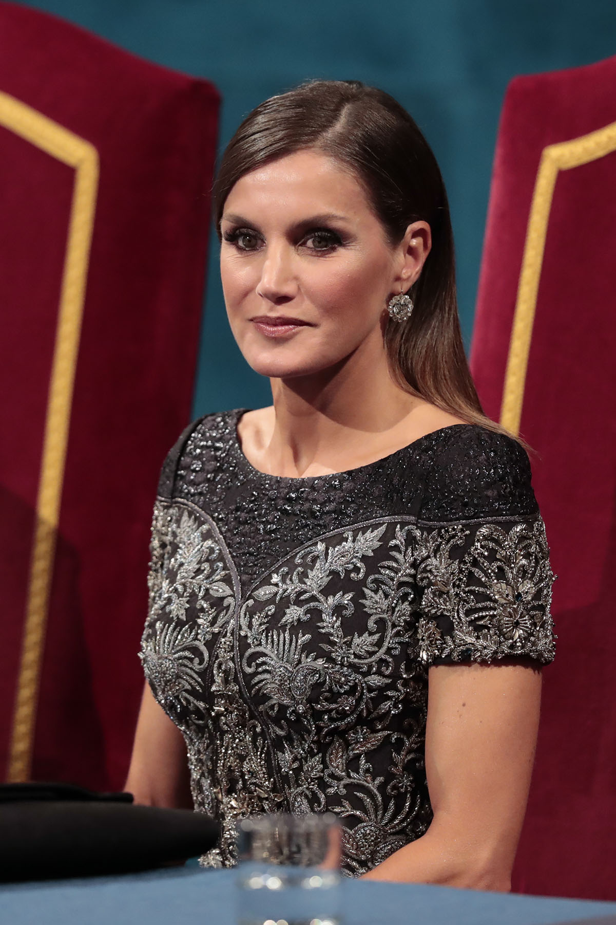 La Reina Letizia, en los Premios Princesa de Asturias de 2018 con look de Felipe Varela y pendientes de chatones