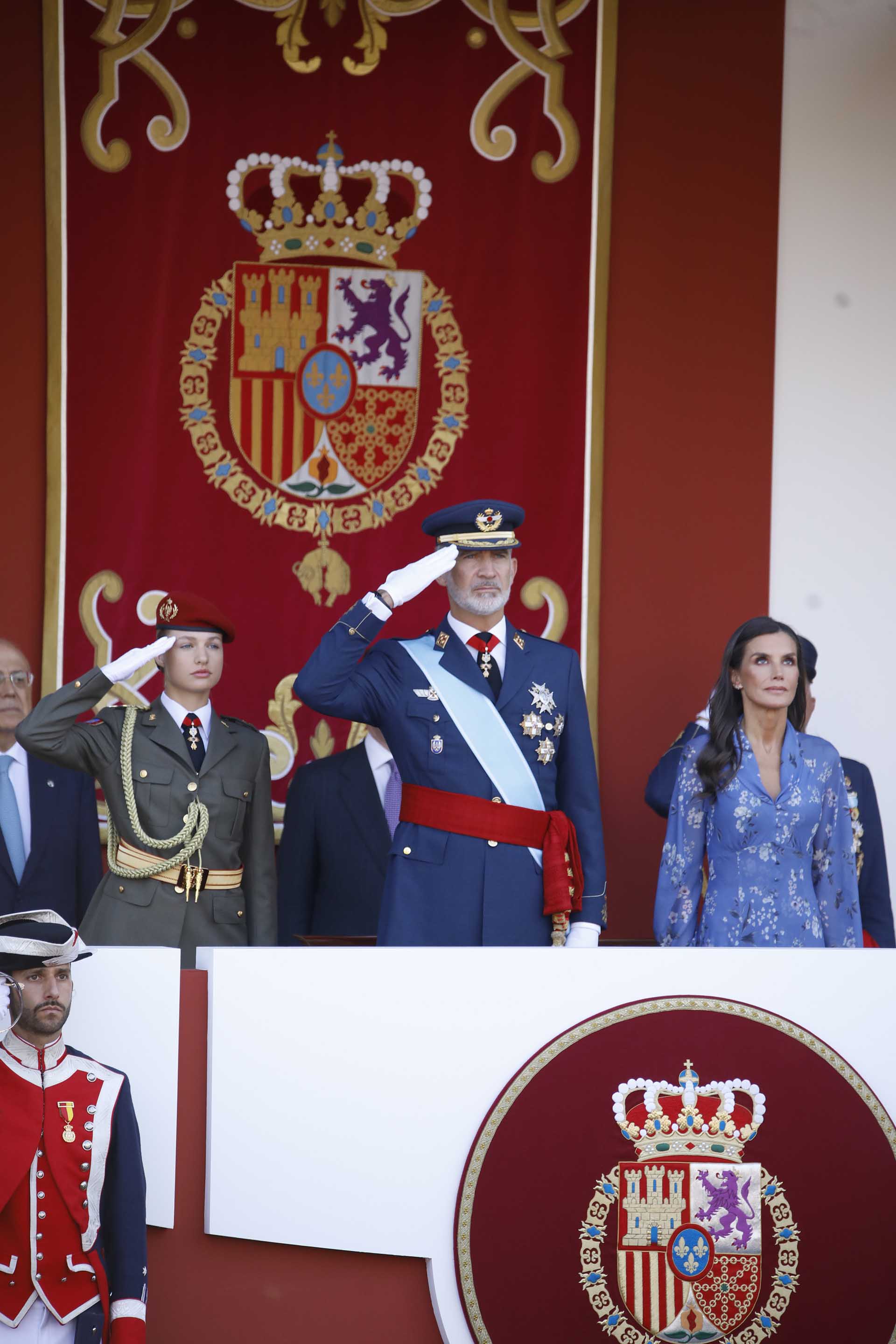 Los Reyes Felipe y Letizia y la Princesa Leonor en el desfile de la Fiesta Nacional.
