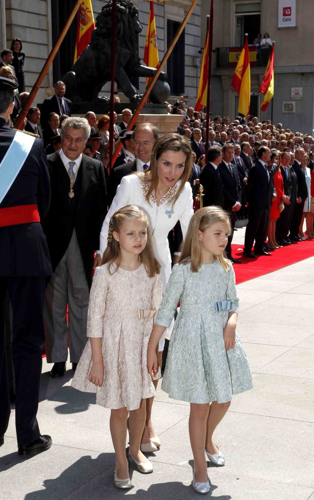 La Princesa Leonor junto a su hermana, la Infanta Sofía, el día de la proclamación de Felipe VI como Rey