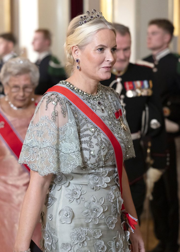 Mette-Marit de Noruega, luciendo la tiara, los pendientes y el collar de amatistas 