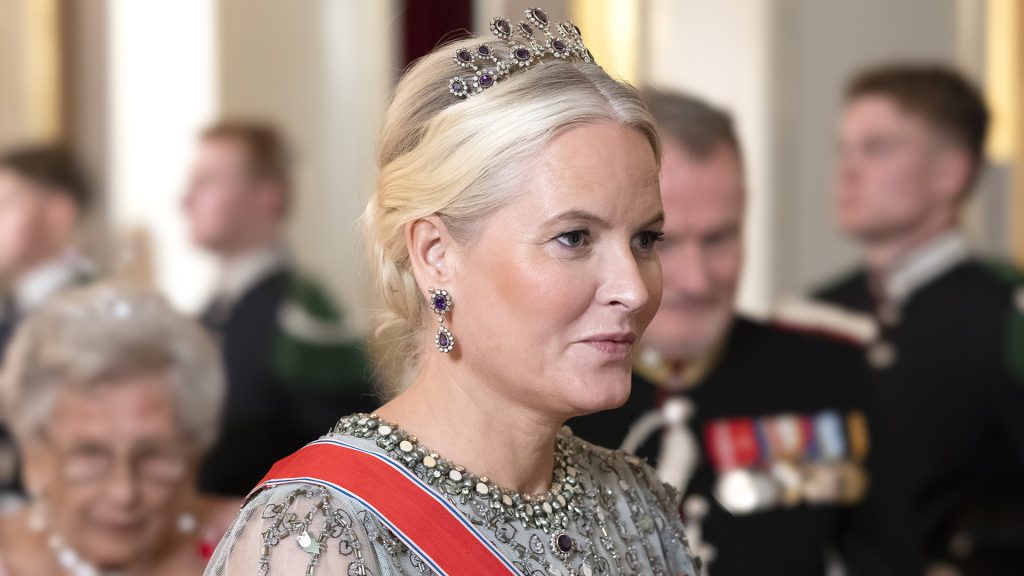 Mette-Marit de Noruega reaparece tras su enfermedad con la simbólica tiara de amatistas