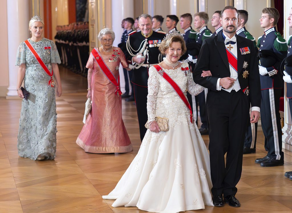 El príncipe Haakon y la reina Sonia de Noruega, anfitriones de la cena con los parlamentarios