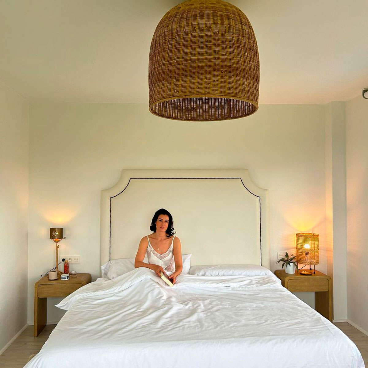Blanca Romero posa en el salón de el dormitorio de su casa de Peón, Asturias