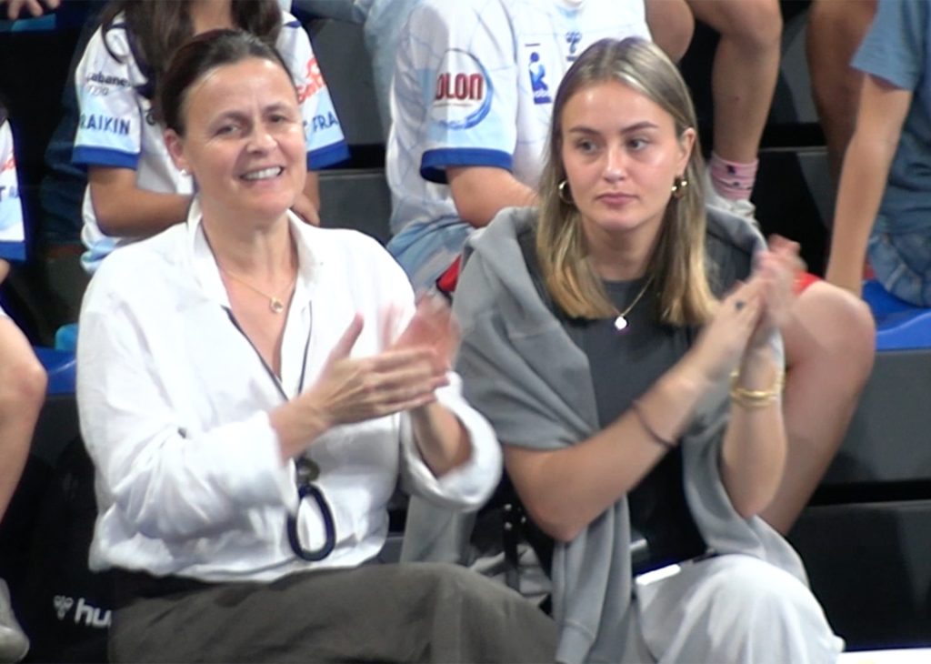 Johanna Zott y su madre aplaudiendo.