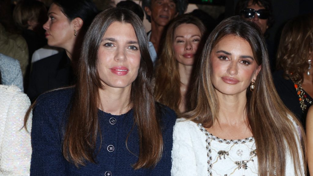 Penélope Cruz y Carlota Casiraghi, juntas en el desfile de Chanel, nos deslumbran con sus looks opuestos