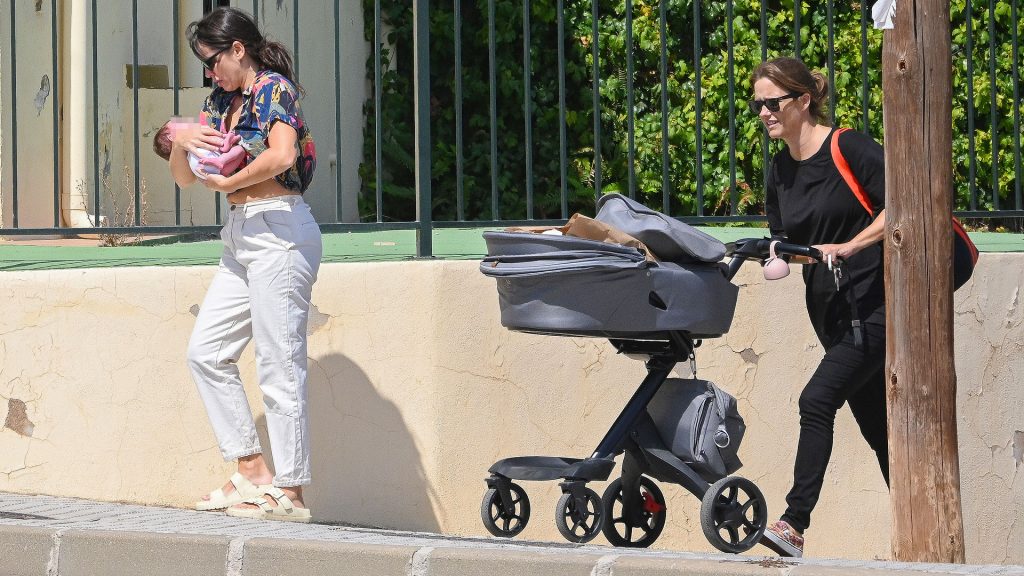 Primeras fotos de María Casado y su novia, Martina Dirosso, paseando con su hija