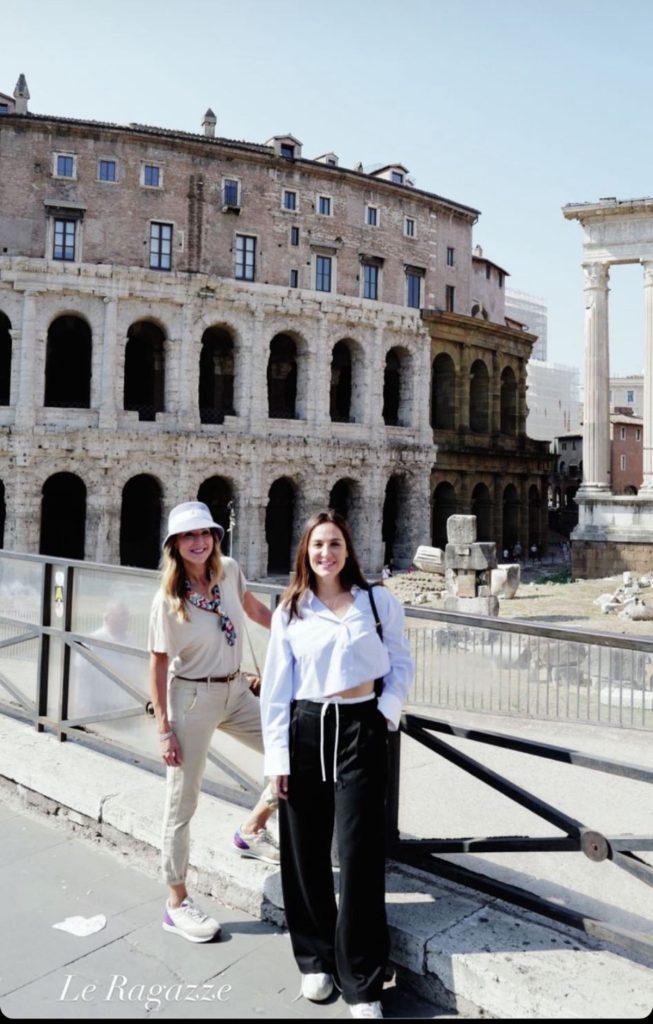 El look moderno de Tamara Falcó durante su viaje a Roma 