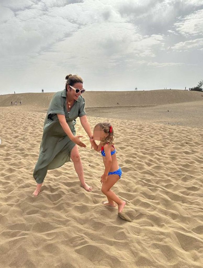 Toñi Moreno juega en la playa con su hija Lola