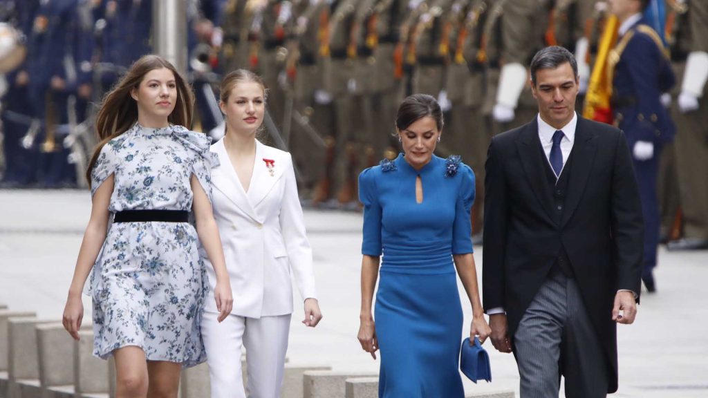 La Infanta Sofía, Letizia y Leonor junto al presidente en funciones, Pedro Sánchez, el día de la jura de la Constitución