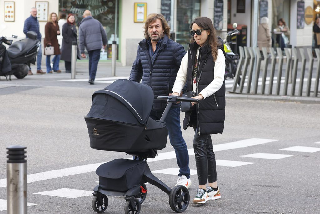 Santiago Pedraz y Elena Hormigos con su bebé. 