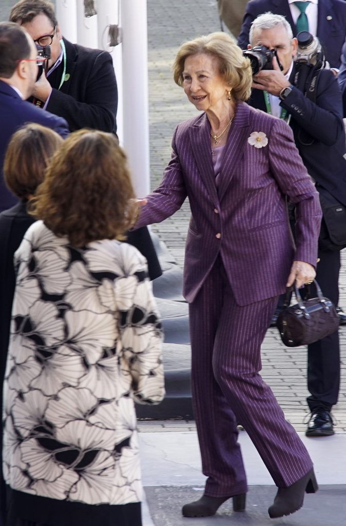 La Reina Sofía en Gijón con un traje morado. 