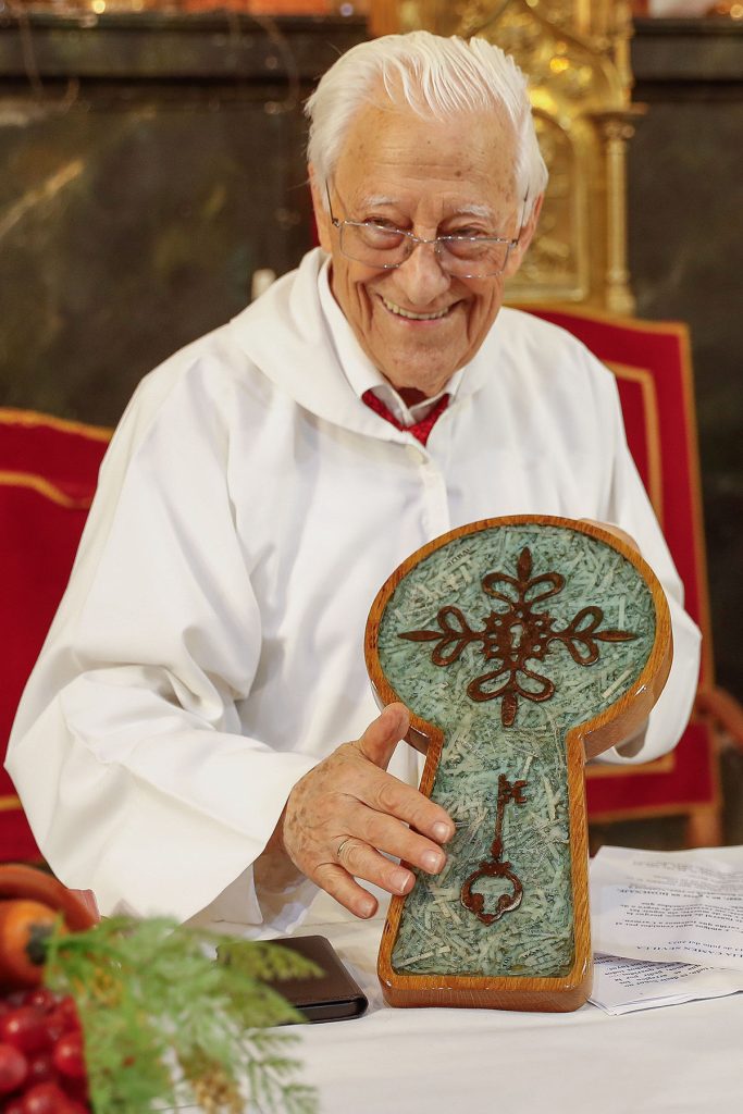 El Padre Ángel en un funeral.