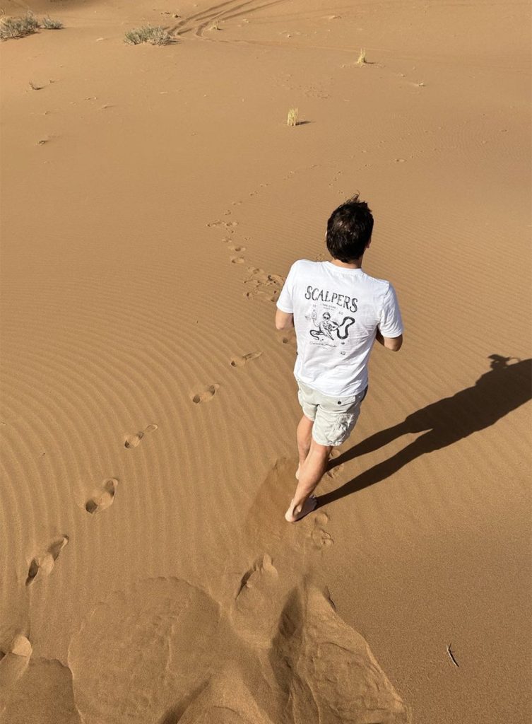 Albert Rivera caminando por el desierto de Marruecos.