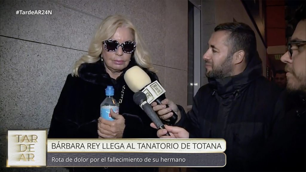 Bárbara Rey, entrevistada en el tanatorio de Totana.