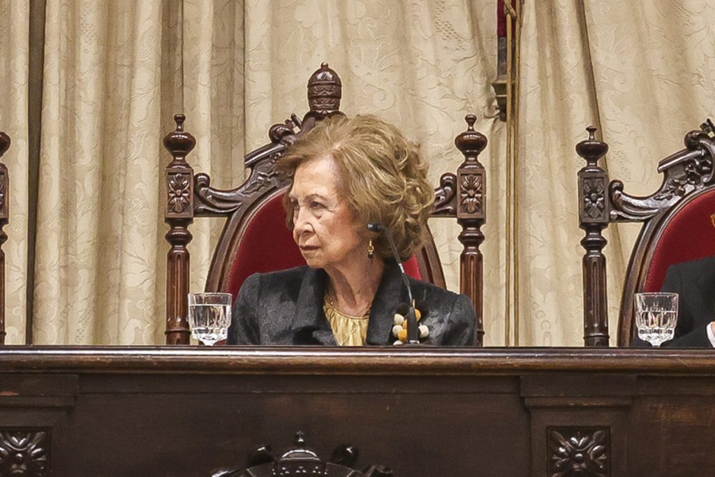 La Reina Sofía, muy atenta en un acto celebrado en Salamanca. 